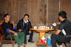 Anh Sùng A Dinh (thứ 2, từ trái sang), Chủ tịch Ủy ban Nhân dân xã Chế Tạo, huyện Mù Cang Chải, tỉnh Yên Bái là cán bộ luân chuyển, gần gũi nhân dân để vận động bà con thực hiện đúng chủ trương, chính sách của Đảng, Nhà nước. (Ảnh: Việt Dũng/TTXVN)