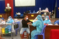 Bệnh viện Đa khoa tỉnh Ninh Thuận thực hiện tiêm phòng dịch cho các đối tượng theo Nghị quyết 21/NQ-CP của Chính phủ. (Ảnh: Công Thử/TTXVN)