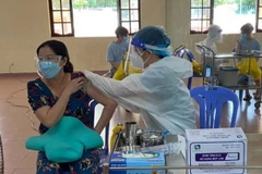 Tiêm vaccine phòng COVID-19 cho người dân Bà Rịa-Vũng Tàu. (Ảnh: TTXVN phát)