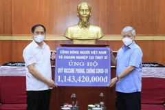 Chủ tịch Ủy ban Trung ương Mặt trận Tổ quốc Việt Nam Đỗ Văn Chiến tiếp nhận ủng hộ công tác phòng, chống dịch và Quỹ Vaccine phòng COVID-19 của cộng đồng người Việt Nam ở nước ngoài. (Ảnh: Minh Đức/TTXVN)