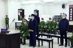 Bị cáo Nguyễn Đức Chung và đồng phạm tại phiên tòa. (Ảnh: Phạm Kiên/TTXVN)