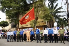 Các đại biểu thực hiện nghi thức xuất quân của đợt ra quân bảo đảm an toàn giao thông. (Ảnh: Hồng Giang/TTXVN)