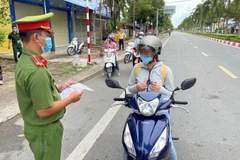 Lực lượng chức năng tỉnh Bạc Liêu kiểm soát chặt chẽ các trường hợp ra đường trong thời gian tỉnh áp dụng Chỉ thị 16. (Ảnh: Chanh Đa/TTXVN)