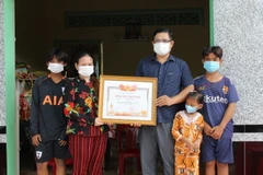 Bạc Liêu trao bằng Tổ quốc ghi công đến gia đình liệt sỹ Châu Khêl. (Ảnh: Nhật Bình/TTXVN)