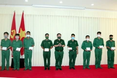 Tặng quà tiễn cán bộ chiến sĩ lên biên giới phòng, chống dịch COVID-19. (Ảnh: Bộ đội Biên phòng Sóc Trăng cung cấp)