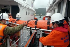 Chuyển thuyền trưởng Lê Ngọc Phúc từ tàu SAR274 lên bờ tại Đà Nẵng. (Ảnh: TTXVN phát)