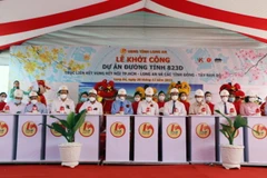 Nguyên Chủ tịch nước Trương Tấn Sang, nguyên Phó Thủ tướng Thường trực Trương Hòa Bình cùng các đại biểu bấm nút khởi công Dự án đường tỉnh 823D. (Ảnh: Thanh Bình/TTXVN)