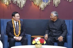 Chủ nhiệm Ủy ban Đối ngoại của Lưỡng viện Ấn Độ Shri P. P. Chaudhary tiếp Chủ tịch Quốc hội Vương Đình Huệ và thành viên đoàn. (Ảnh: Doãn Tấn/TTXVN)