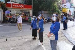 Sinh viên tình nguyện hỗ trợ thí sinh trong kỳ thi Trung học phổ thông quốc gia. (Ảnh: PV/Vietnam+)