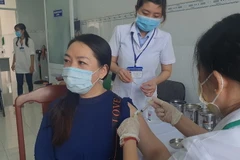 Cán bộ y tế tiêm vaccine ngừa COVID-19 cho người dân. (Ảnh: Chanh Đa/TTXVN)