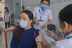 Cán bộ y tế tiêm vaccine ngừa COVID-19 cho người dân. (Ảnh: Chanh Đa/TTXVN)