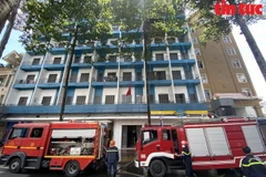 Xe thang tiếp cận hiện trường vụ cháy để dập lửa. (Nguồn: baotintuc.vn)