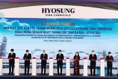 Các đại biểu cắt băng khánh thành dự án. (Ảnh: Đoàn Mạnh Dương/TTXVN)