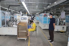 Công ty TNHH Điện tử POYUN Việt Nam tuân thủ Thông điệp 5K của Bộ Y tế. (Ảnh: Mạnh Minh/TTXVN)