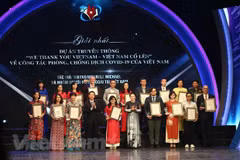 Các tác giả đoạt giải A Giải thưởng thông tin đối ngoại toàn quốc lần thứ Sáu. (Nguồn: Vietnam+)