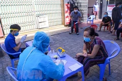 Thu thập thông tin người dân trước khi lấy mẫu xét nghiệm SARS-CoV-2. (Ảnh: Trần Lê Lâm/TTXVN)