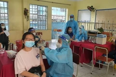 Học sinh trường chuyên Hùng Vương, thành phố Thủ Dầu Một, tỉnh Bình Dương, bắt đầu được tiêm vaccine phòng COVID-19. (Ảnh: Văn Hướng/TTXVN)