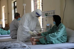 Các bác sỹ đo nồng độ SpO2 cho F0 tại Bệnh viện Dã chiến số 1 ở xã Trưng Vương, thành phố Việt Trì. (Ảnh: Diệp Trương/TTXVN)