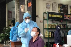 Lực lượng chức năng tỉnh Gia Lai tiến hành lấy mẫu xét nghiệm có liên quan đến các trường hợp dương tính với SARS-CoV-2. (Ảnh: Quang Thái/TTXVN)