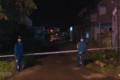 Lực lượng chức năng tỉnh Gia Lai tiến hành lấy mẫu xét nghiệm, phong tỏa hẹp nhiều điểm liên quan đến ca mắc COVID-19. (Ảnh: Quang Thái/TTXVN)