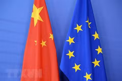 Quốc kỳ Trung Quốc (trái) và cờ Liên minh châu Âu (EU) tại Hội nghị thượng đỉnh EU-Trung Quốc tại Brussels, Bỉ ngày 29/6/2015. (Ảnh: AFP/TTXVN)