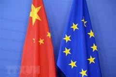 Quốc kỳ Trung Quốc (trái) và cờ Liên minh châu Âu (EU) tại Hội nghị thượng đỉnh EU-Trung Quốc tại Brussels, Bỉ ngày 29/6/2015. (Ảnh: AFP/TTXVN)