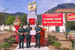 Lãnh đạo Bộ đội Biên phòng Thừa Thiên-Huế tặng quà cho Đồn biên phòng cửa khẩu Hồng Vân. (Ảnh: Tường Vi/TTXVN)