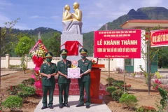 Lãnh đạo Bộ đội Biên phòng Thừa Thiên-Huế tặng quà cho Đồn biên phòng cửa khẩu Hồng Vân. (Ảnh: Tường Vi/TTXVN)