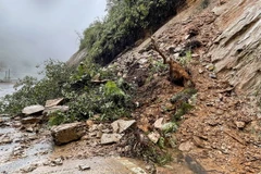 Mưa lớn gây sạt lở đất đá ảnh hưởng đến các phương tiện tham gia giao thông. (Ảnh: Quốc Khánh/TTXVN)