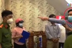 Người đàn ông quát lớn, chỉ tay vào mặt một chiến sỹ Công an. (Ảnh cắt từ phóng sự của Đài PT-TH tỉnh Bình Thuận) 