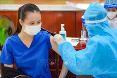 Tiêm vaccine cho người dân tại điểm tiêm Trung tâm Văn hoá quận Sơn Trà, thành phố Đà Nẵng. (Ảnh: Văn Dũng/TTXVN)