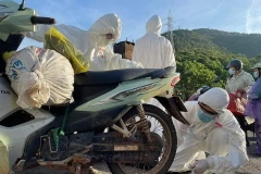 Đà Nẵng: Sinh viên tình nguyện cứu hộ xe máy tiếp sức cho dân về quê