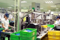 Những vị khách Nga đầu tiên trở lại Khánh Hòa sau gần 2 năm thị trường du lịch bị "đóng băng" do ảnh hưởng của dịch COVID-19. (Ảnh: Phan Sáu/TTXVN)