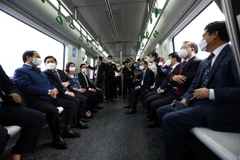 Các đại biểu tham gia lễ bàn giao đi chuyến tàu đầu tiên sau khi khai thác vận hành thương mại. (Ảnh: Huy Hùng/TTXVN) 