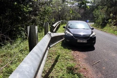 Một tấm hộ lan thép chĩa ra đường gây nguy hiểm cho phương tiện qua lại. (Ảnh: Quốc Hùng/TTXVN)