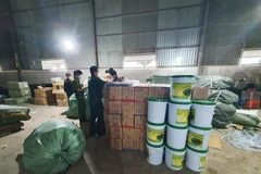 Lực lượng chức năng kiểm đếm số hàng hóa không rõ nguồn gốc vừa tạm giữ. (Ảnh: TTXVN phát)