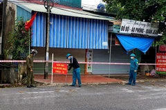 Lực lượng chức năng tiến hành phong tỏa các khu có nguy cơ lây nhiễm. (Ảnh: Trung Kiên/TTXVN)