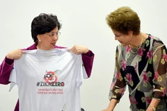 Tổng Giám đốc Tổ chức Y tế Thế giới Margaret Chan cầm chiếc áo có dòng chữ Zika Zero do Tổng thống Brazil Dilma Rousseff tặng. (Ảnh: AFP)