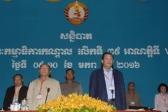 Chủ tịch Đảng CPP, Thủ tướng Campuchia Hun Sen (phải) và Chủ tịch danh dự CPP, Chủ tịch Quốc hội Campuchia Hen Samrin tại hội nghị. (Ảnh: THX/TTXVN)