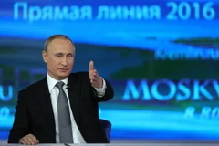Tổng thống Nga Vladimir Putin trả lời trực tuyến người dân. (Nguồn: AFP/TTXVN)