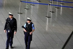 Cảnh sát Đức tăng cường an ninh tại sân bay Frankfurt, sau các vụ tấn công khủng bố ở Brussels. (Nguồn: THX/TTXVN)