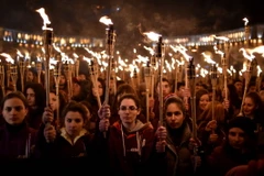 Người dân thắp đuốc tại lễ tưởng niệm 100 năm vụ thảm sát người dân Armenia. (Nguồn: AFP/TTXVN)