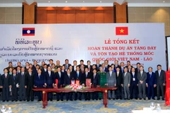 Hai Thủ tướng chụp ảnh chung cùng quan chức hai nước sau khi hoàn thành việc ký kết các văn kiện. (Ảnh: Thống Nhất/TTXVN)