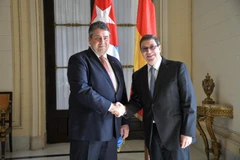 Ngoại trưởng Cuba Bruno Rodriguez (phải) và Phó Thủ tướng kiêm Bộ trưởng Kinh tế và Năng lượng Đức Sigmar Gabriel. (Ảnh: AFP)