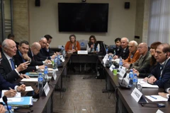 Đặc phái viên Liên hợp quốc về Syria Staffan de Mistura gặp đại diện nhóm đối lập tại Geneva ngày 16/3. (Nguồn: AFP/TTXVN)