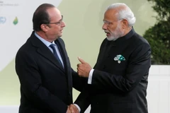 Thủ tướng Ấn Độ Narendra Modi (phải) và Tổng thống Pháp Francois Hollande trong chuyến thăm Ấn Độ. (Nguồn: ibtimes.com)