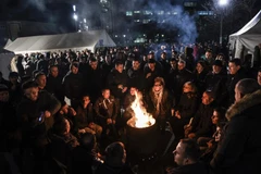 Người biểu tình tập trung trước tòa nhà chính quyền Kosovo tại Pristina. (Ảnh: AFP)