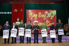 Bộ Tư lệnh Vùng 3 hải quân tặng quà Tết cho quân dân huyện đảo Cồn Cỏ (Quảng Trị). (Ảnh: Trần Lê/Vietnam+)