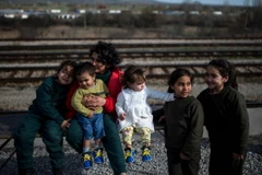 Người tị nạn Afghanistan chờ đợi giấy phép tại biên giới giữa Macedonia và Serbia ngày 21/2. (Ảnh: AFP/TTXVN)