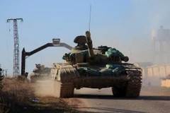 Xe tăng của quân đội Syria tiến vào thị trấnTal Jabin, phía bắc thành phố Aleppo ngày 3/2. (Ảnh: AFP/TTXVN)